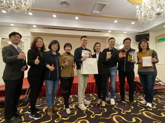 HWC黑沃咖啡去年携手马来西亚福库国际大举在马国布点，大马合作伙伴是福库国际创办人许建川（左5）率大马媒体团访台。（冯惠宜摄）