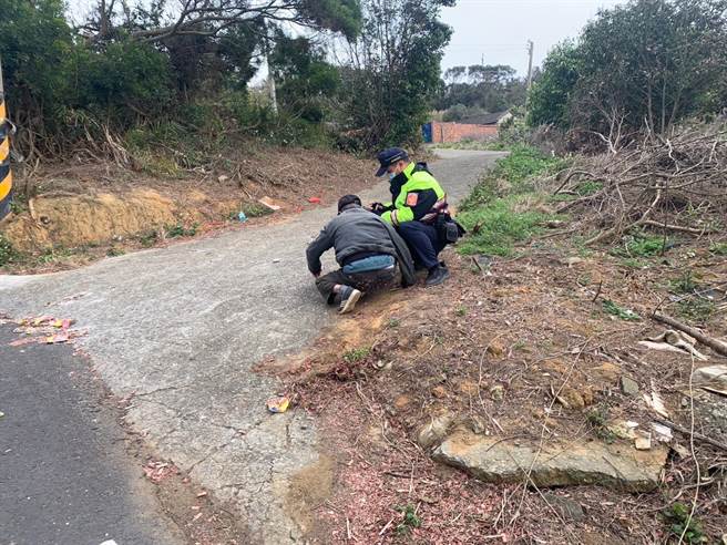 竹南警分局员警巡逻经过后龙镇山区产业道路时，发现路倒老翁，安全送返住处。（竹南警分局提供／谢明俊苗栗传真）