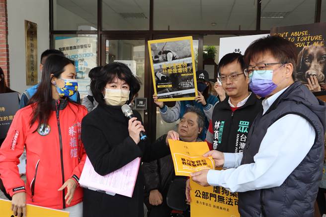 动保团体递交陈情书给动防所长彭正宇（右），表达关心动物诉求。（邱立雅摄）