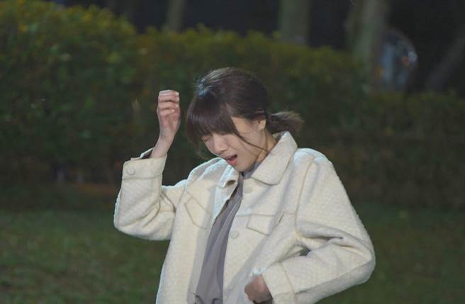 周宇柔剧中惨遭铝罐K头。（民视提供）