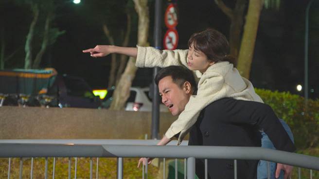 傅子纯剧中背周宇柔回家。（民视提供）