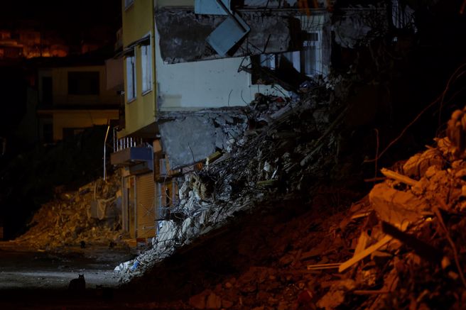 土耳其哈塔伊省安塔基亚多处房舍1日仍处于倒塌状态，街上有流浪猫的身影。当地是2月6日强震重灾区之一。（图／路透社）