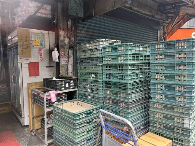 接近中午时刻，记者实地走访不少杂货店，发现店家外头摆放的鸡蛋篮早已空荡荡，更是贴出「没鸡蛋」的公告。（陈梦茹摄）