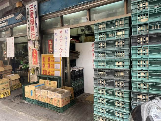 接近中午时刻，记者实地走访不少杂货店，发现店家外头摆放的鸡蛋篮早已空荡荡，更是贴出「没鸡蛋」的公告。（陈梦茹摄）