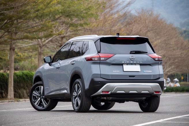 提供5种车色选择及3种双色加价选择，图为「黑顶原力灰」。（陈大任摄）