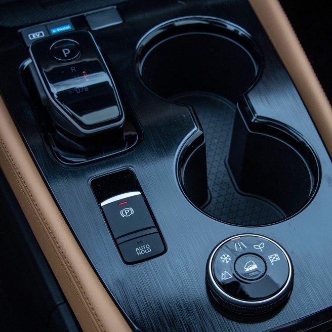 e-4ORCE电子四驱稳定系统，让车辆面对崎岖路况也能获得极佳车辆动态。（陈大任摄）