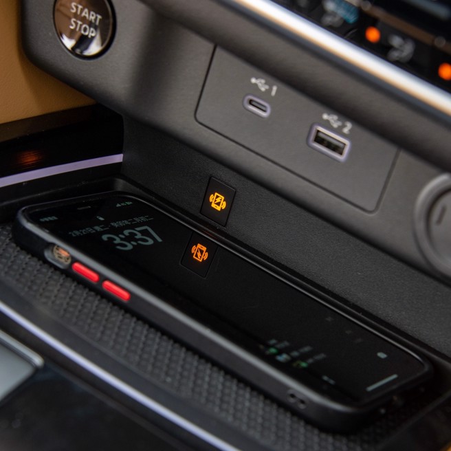 手机无线充电功能。（陈大任摄）