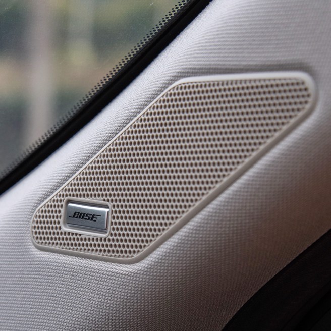 车室内更配备9颗顶级BOSE音响系统。（陈大任摄）