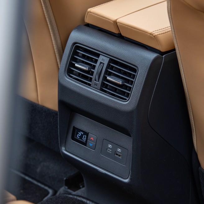 后座恒温空调并提供两个USB插座(Type A/C)。（陈大任摄）
