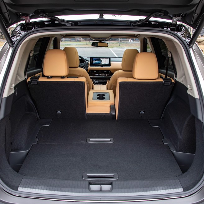 行李厢平整化设计，后座中央前倾之后可作为附置杯架方扶手。（陈大任摄）