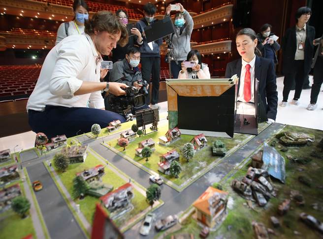 西班牙塞拉诺先生剧团（Agrupacion Senor Serrano）成员在国家戏剧院彩排多媒体物件剧场《山貌》（The Mountain），将拍摄微缩模型的画面投射在大萤幕上，创造如幻似真的场景。（范扬光摄）