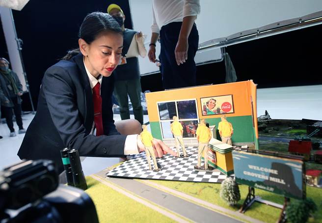 西班牙塞拉诺先生剧团（Agrupacion Senor Serrano）成员在国家戏剧院彩排多媒体物件剧场《山貌》（The Mountain），将拍摄微缩模型的画面投射在大萤幕上，创造如幻似真的场景。（范扬光摄）