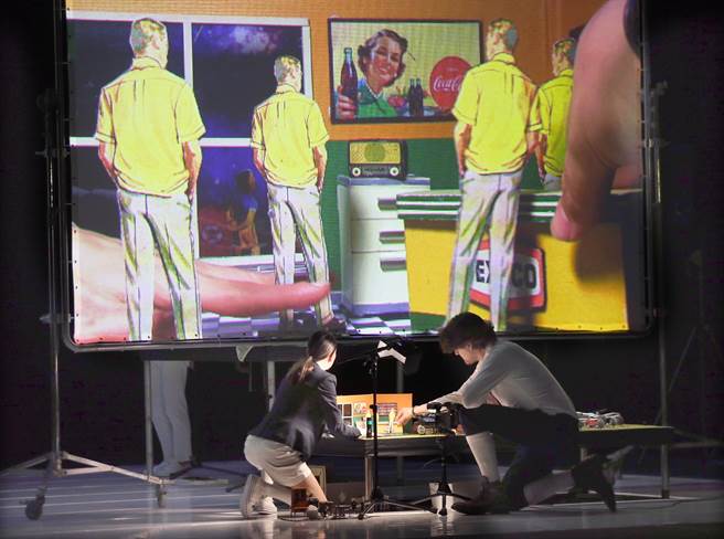 西班牙塞拉诺先生剧团（Agrupacion Senor Serrano）成员在国家戏剧院彩排多媒体物件剧场《山貌》（The Mountain），将拍摄微缩模型的画面投射在大萤幕上，创造如幻似真的场景。（范扬光摄）