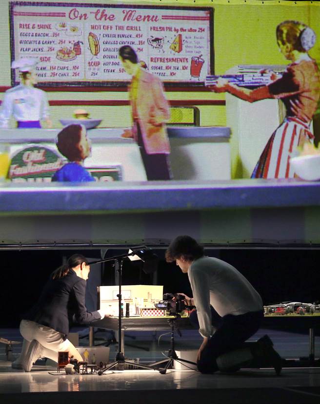 西班牙塞拉诺先生剧团（Agrupacion Senor Serrano）成员在国家戏剧院彩排多媒体物件剧场《山貌》（The Mountain），将拍摄微缩模型的画面投射在大萤幕上，创造如幻似真的场景。（范扬光摄）