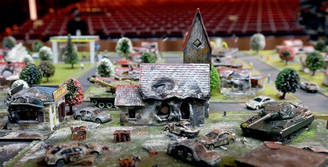 西班牙塞拉诺先生剧团（Agrupacion Senor Serrano）成员在国家戏剧院彩排多媒体物件剧场《山貌》（The Mountain），将拍摄微缩模型的画面投射在大萤幕上，创造如幻似真的场景。（范扬光摄）