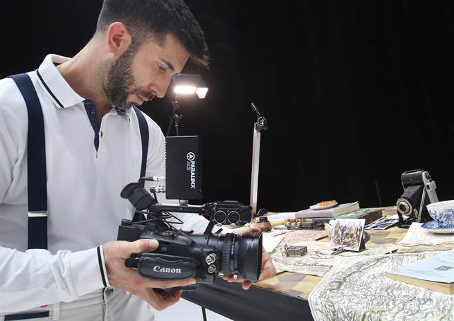 西班牙塞拉诺先生剧团（Agrupacion Senor Serrano）成员在国家戏剧院彩排多媒体物件剧场《山貌》（The Mountain），将拍摄微缩模型的画面投射在大萤幕上，创造如幻似真的场景。（范扬光摄）