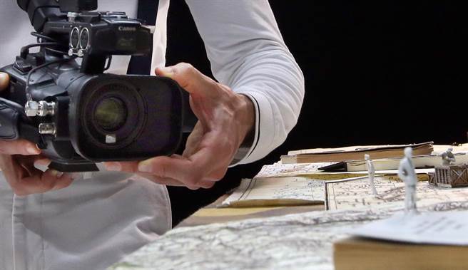 西班牙塞拉诺先生剧团（Agrupacion Senor Serrano）成员在国家戏剧院彩排多媒体物件剧场《山貌》（The Mountain），将拍摄微缩模型的画面投射在大萤幕上，创造如幻似真的场景。（范扬光摄）