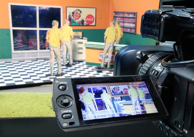 西班牙塞拉诺先生剧团（Agrupacion Senor Serrano）成员在国家戏剧院彩排多媒体物件剧场《山貌》（The Mountain），将拍摄微缩模型的画面投射在大萤幕上，创造如幻似真的场景。（范扬光摄）