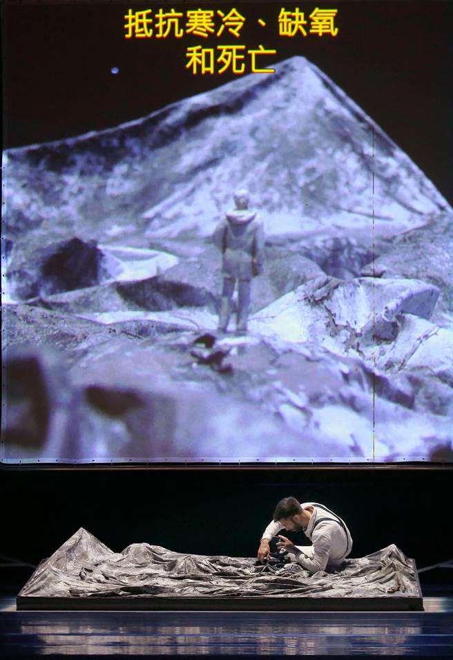 西班牙塞拉诺先生剧团（Agrupacion Senor Serrano）成员在国家戏剧院彩排多媒体物件剧场《山貌》（The Mountain），将拍摄微缩模型的画面投射在大萤幕上，创造如幻似真的场景。（范扬光摄）