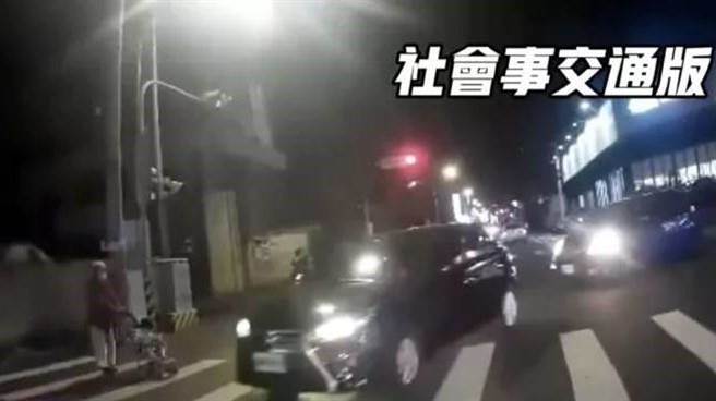 台中大里区1位白髮妇人1日晚间推着娃娃车走斑马线要过马路，不料连续13辆汽车行经皆未礼让，事后民眾于「社会事交通版」po出影片直批是「大里版的行人地狱」。（图撷自「社会事交通版」）
