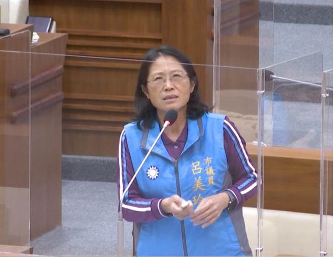 市议员吕美玲表示，转运站有许多待改善的细项，市府一定要谨慎验收。（徐佑升摄）