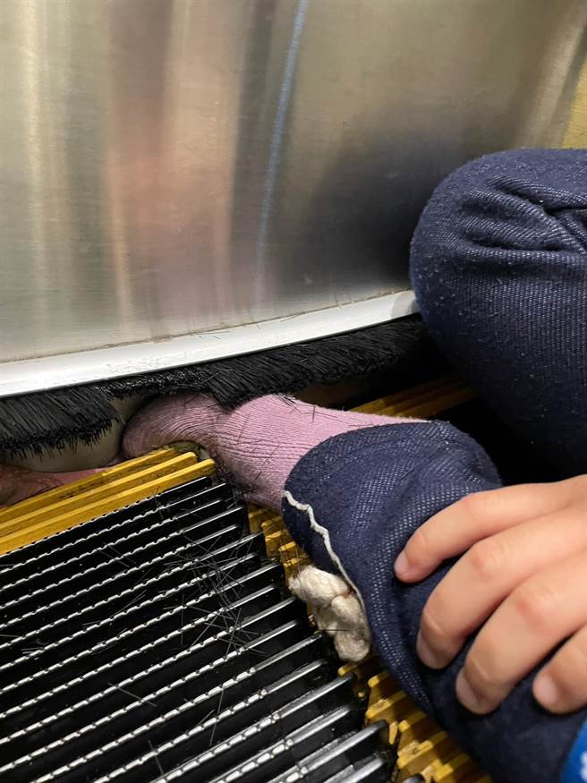 屏东一名6岁女童跟着家人逛百货公司、搭手扶梯时，因一时不慎导致左脚掌连同软胶鞋卡在手扶梯侧边梯缝内。（屏东消防局提供／谢佳潾屏东传真）