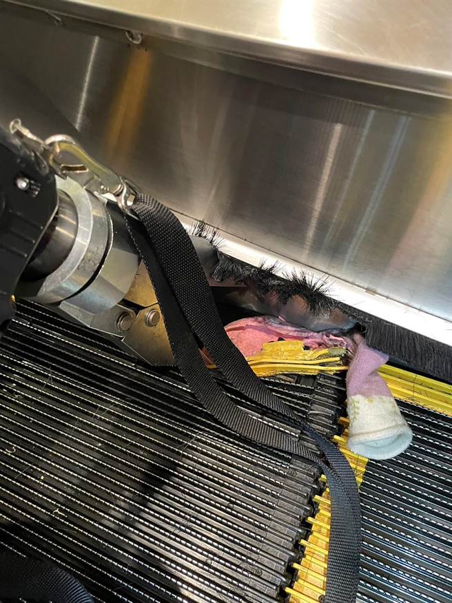 警消人员获报赶抵现场后，赶紧利用三用翘棒及电动撑开器破坏手扶梯踏板结构，即时抢救女童脱困。（屏东消防局提供／谢佳潾屏东传真）