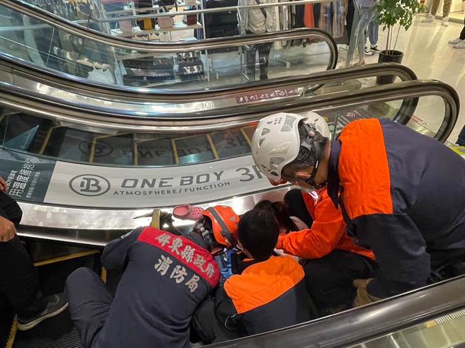 警消人员获报赶抵现场后，赶紧利用三用翘棒及电动撑开器破坏手扶梯踏板结构，即时抢救女童脱困。（屏东消防局提供／谢佳潾屏东传真）