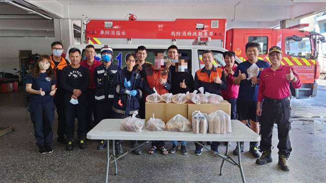 近日，女童家属感念消防人员，特别至分队感谢救助与救护人员的协助。（屏东消防局提供／谢佳潾屏东传真）