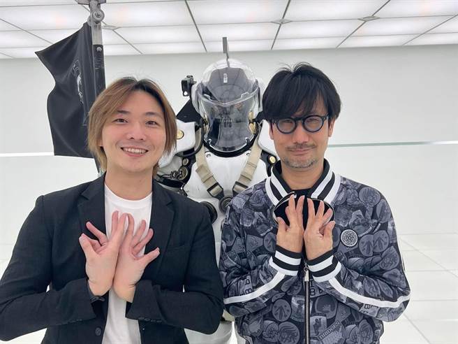 柯孟融（左）与小岛秀夫摆出电影《咒》中手势。（空壳影像提供）