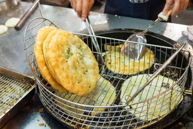 一名葱油饼店老板娘疑搓掉百钞多收钱，引起网友讨论。（示意图／shutterstock）