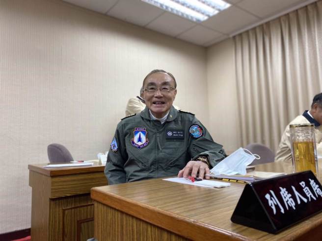 空军出身的退辅会主委冯世宽，曾经穿着飞行装到立院备询。（中时资料照／吕昭隆摄）