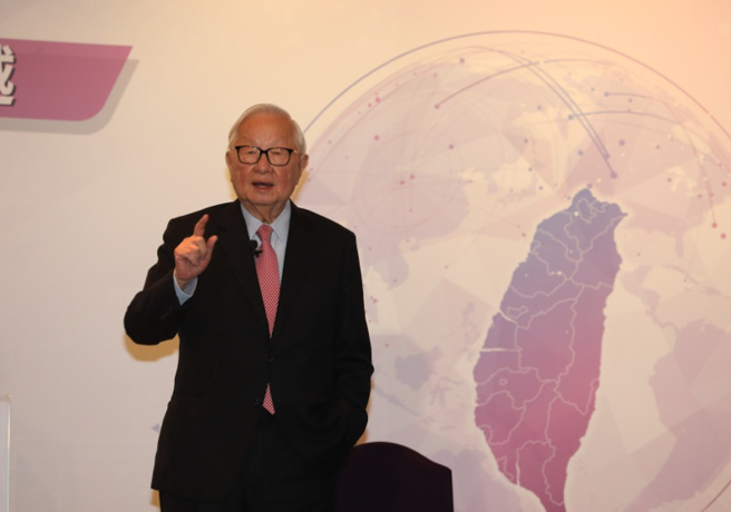 以台积电来说，在美中晶片战被迫选边靠拢美国，未来在国际贸易舞台上，将逐渐形成美国领军的自由世界集团对抗中国为首的专制体制集团，两个集团抢夺全球化的话语权，直到一方认输为止。（图/ 远见提供） 