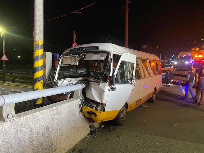 新竹市中华路六段今傍晚5点多，1辆竹科园区接驳车载送园区员工下班自撞桥墩。（翻摄照片／王惠慧新竹传真）