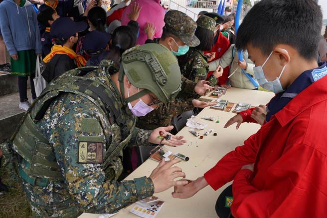 童军伙伴参观湖口营区听取7辆军事车辆解说及体验偽装膏。（新竹县府提供／邱立雅竹县传真）