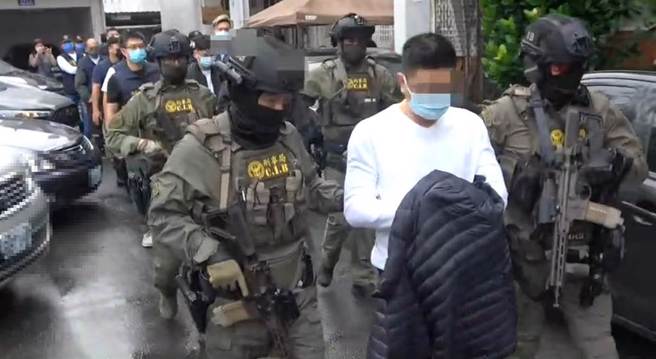 无党籍宜兰县议员候选人鲁秀杰（前排中）因涉及组织犯罪等罪嫌，宜兰地检署今天将他等多人起诉。（本报资料照片）