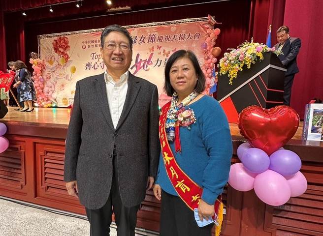 新竹县长杨文科（左）表扬林月育对于家庭的贡献。（新竹县府提供／邱立雅竹县传真）