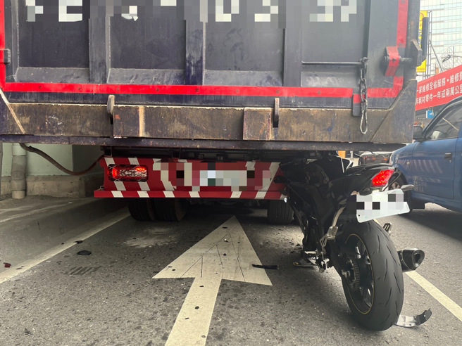 机车就卡在大货车后车斗。（简铭柱翻摄）