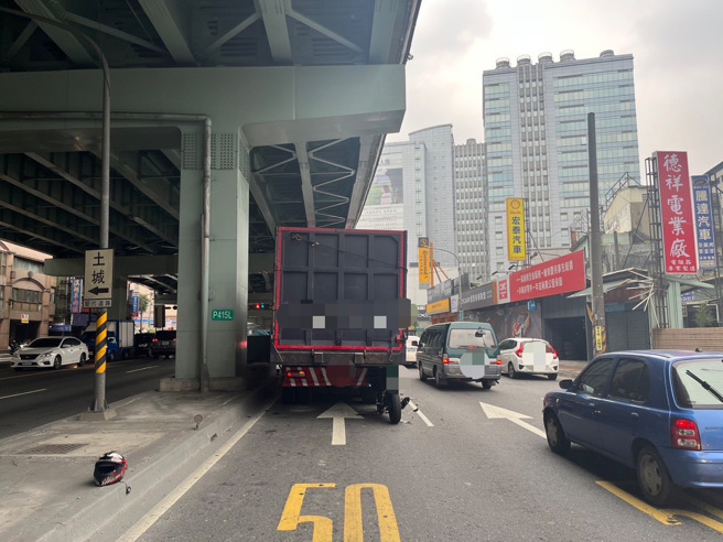 机车卡在大货车后车斗。（简铭柱翻摄）