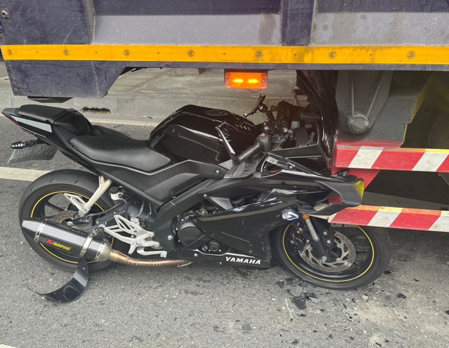 骑士偏离车道撞大货车，机车卡车斗安全帽喷飞。（简铭柱翻摄）