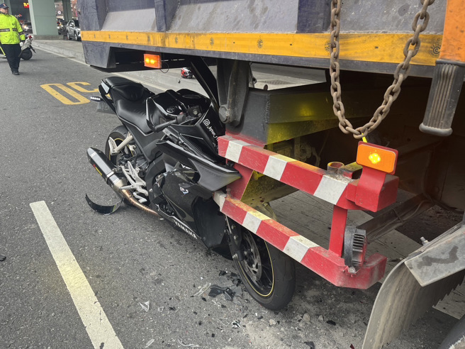 骑士偏离车道撞大货车，机车卡车斗安全帽喷飞。（简铭柱翻摄）