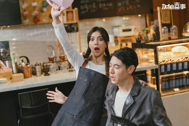 郑芯恩在《加油喜事》一登场就跌倒，Teddy惨受灾。（TVBS提供）