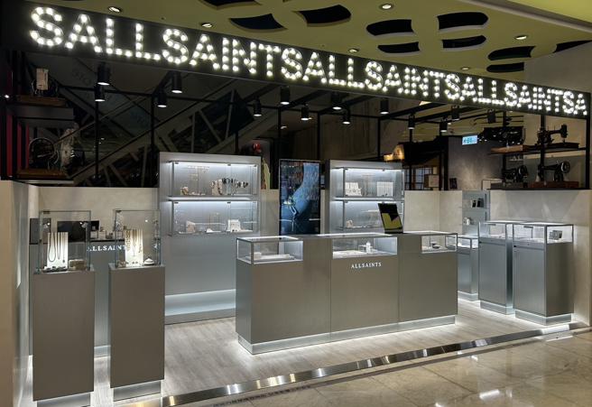 新光三越台北南西店、台中中港店全台首发ALLSAINTS饰品柜。（新光三越提供）