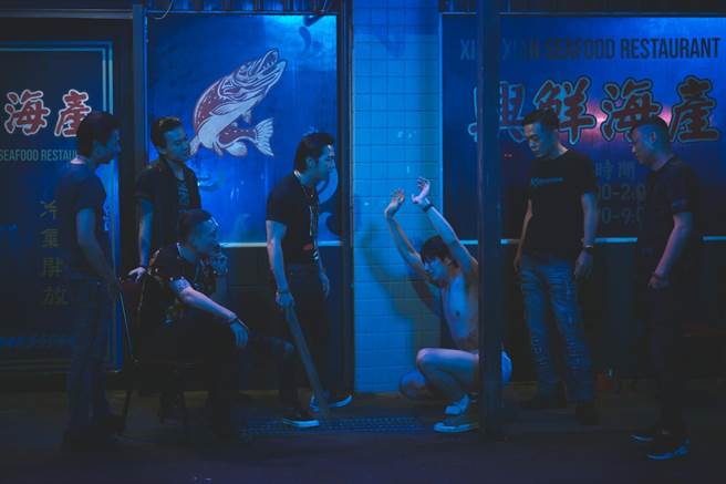 宋柏纬在《黑的教育》中被黑道毒打，还脱光到只剩内裤交互蹲跳。（禾丰九路提供）