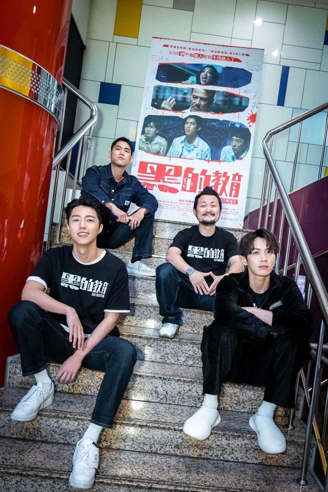 柯震东（右起）、九把刀、朱轩洋、蔡凡熙一起出席《黑的教育》特映会。（禾丰九路提供）
