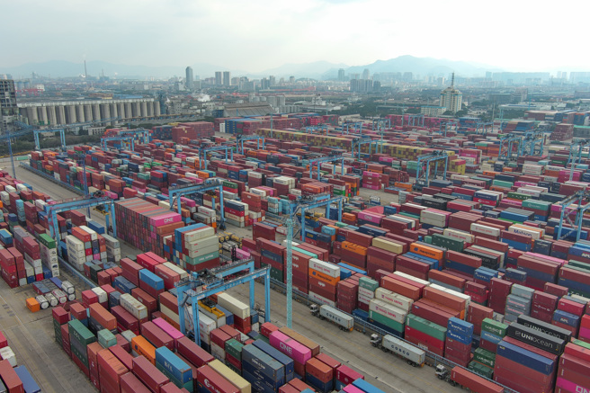 中共国家统计局对外公布2022年中国GDP增长3.0%，消息人士称，2023年的经济增长目标可能大幅调高至6%，以提振市场信心。图为寧波北仑港。（图／中通社）
