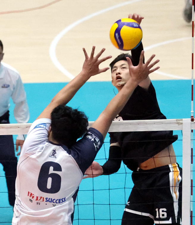 国北教大周冠宇（后）攻击犀利。（大专体总提供）