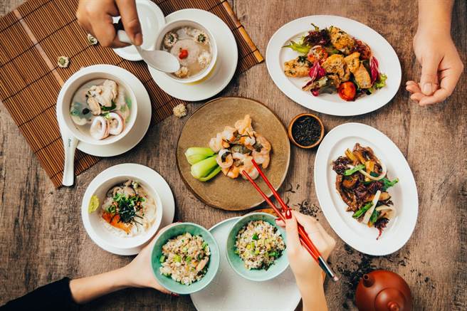 「凯菲屋」自助餐厅以宝岛茶叶入菜，推出全新「初春茶餐飨宴」。（台北君悦酒店提供）