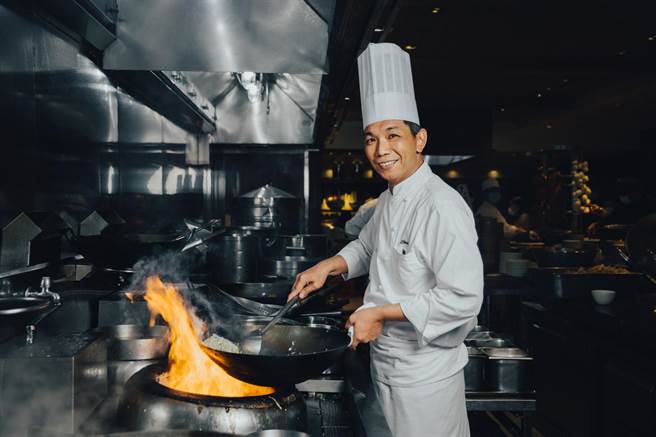 凯菲屋主厨胡政裕领厨艺团队，严选宝岛茶叶入菜，推出全新「初春茶餐飨宴」。（台北君悦酒店提供）