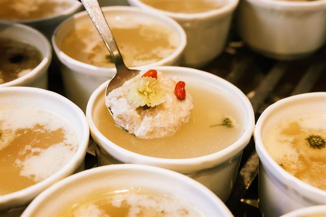 「菊花蟹肉饼炖汤」海陆美味中还有淡淡菊花香，滋味鲜香温润。（台北君悦酒店提供）